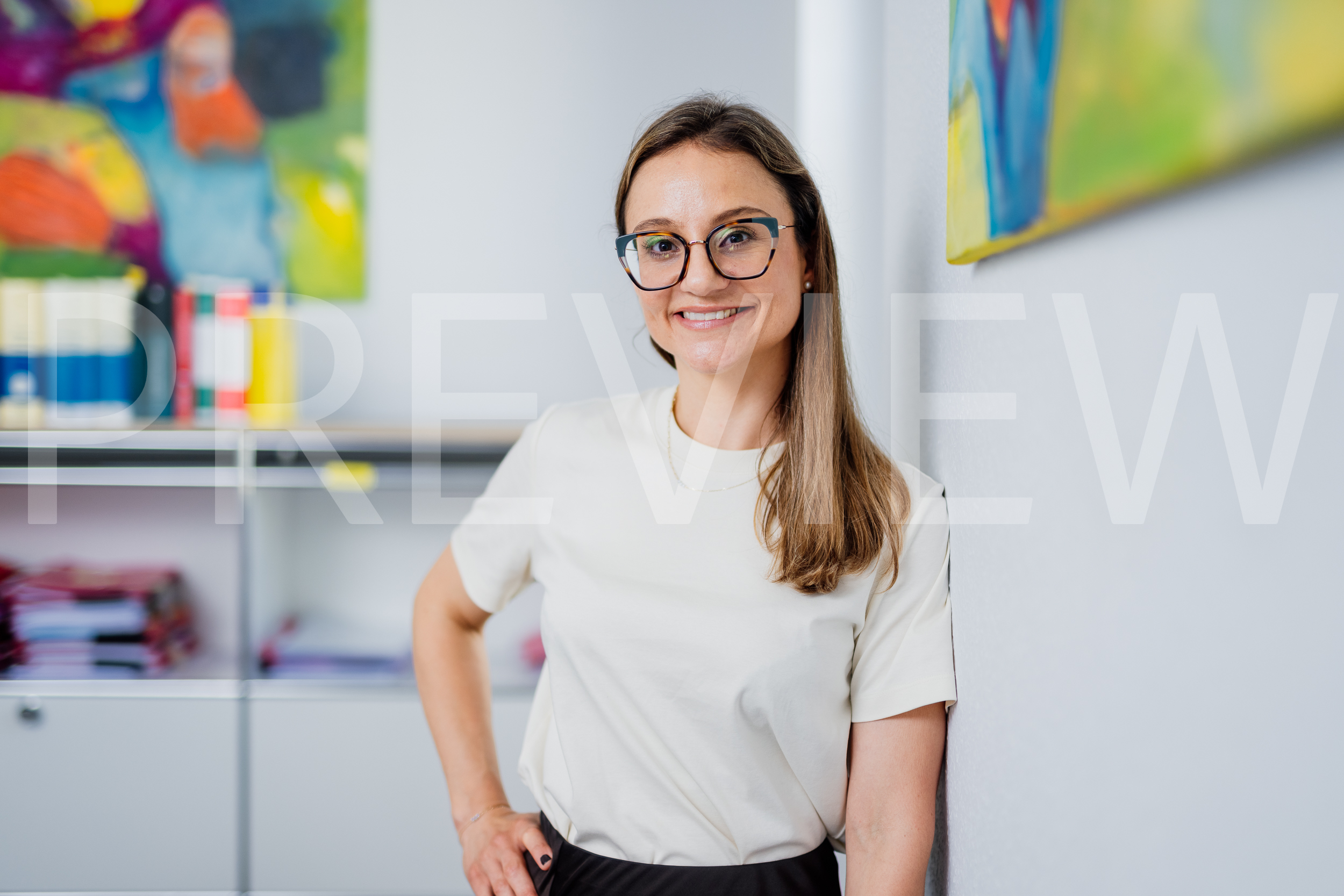 Notarin Nicole Sand im Beurkundungszimmer