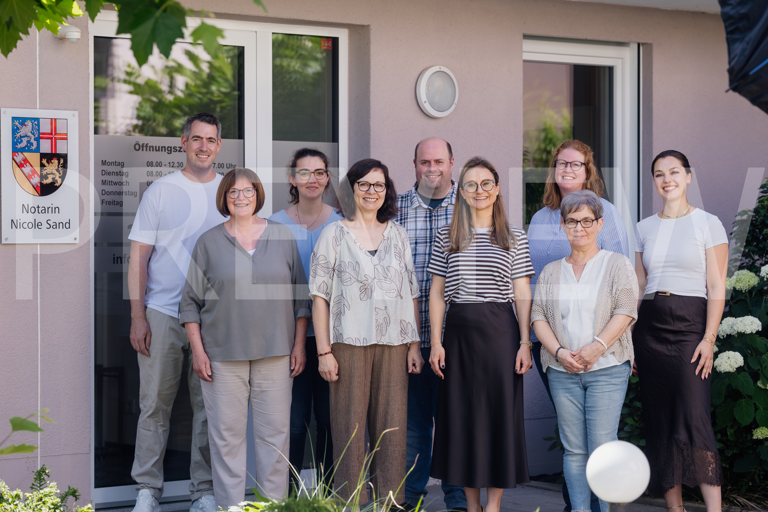 Team der Notarin Nicole Sand vor dem Amtsgebäude